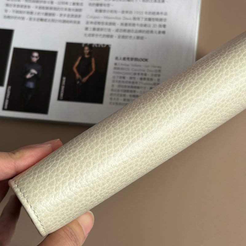 限量款::GUCCI:: 白色皮革 金屬蝙蝠裝飾牛皮拉鍊長夾 發財長夾-15