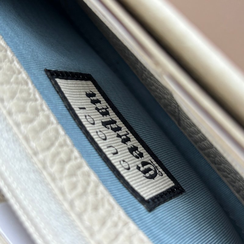 限量款::GUCCI:: 白色皮革 金屬蝙蝠裝飾牛皮拉鍊長夾 發財長夾-16