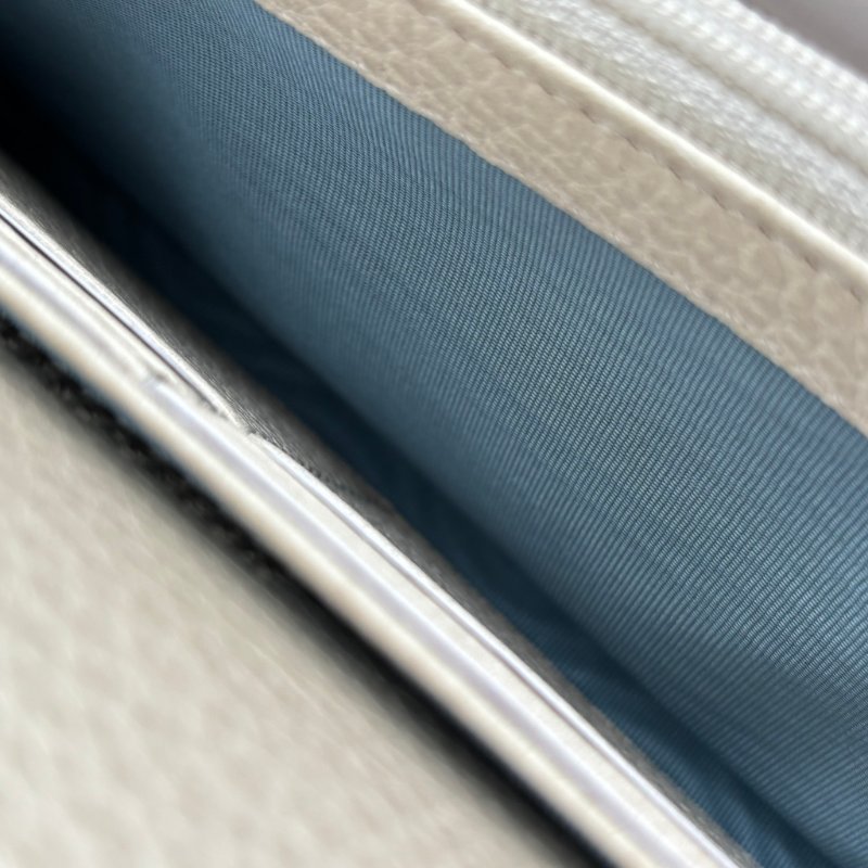 限量款::GUCCI:: 白色皮革 金屬蝙蝠裝飾牛皮拉鍊長夾 發財長夾-17