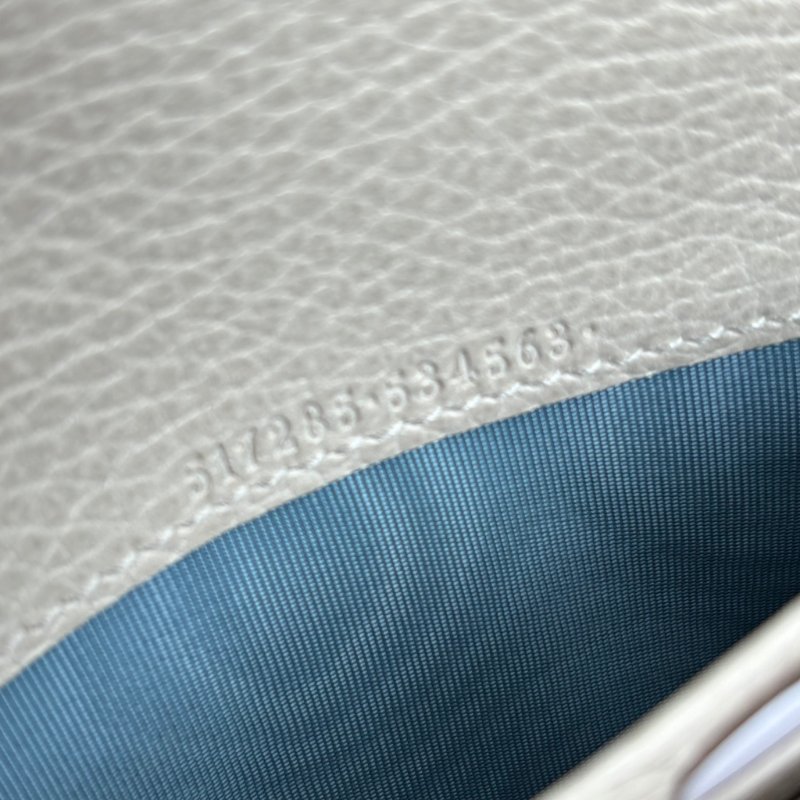 限量款::GUCCI:: 白色皮革 金屬蝙蝠裝飾牛皮拉鍊長夾 發財長夾-22