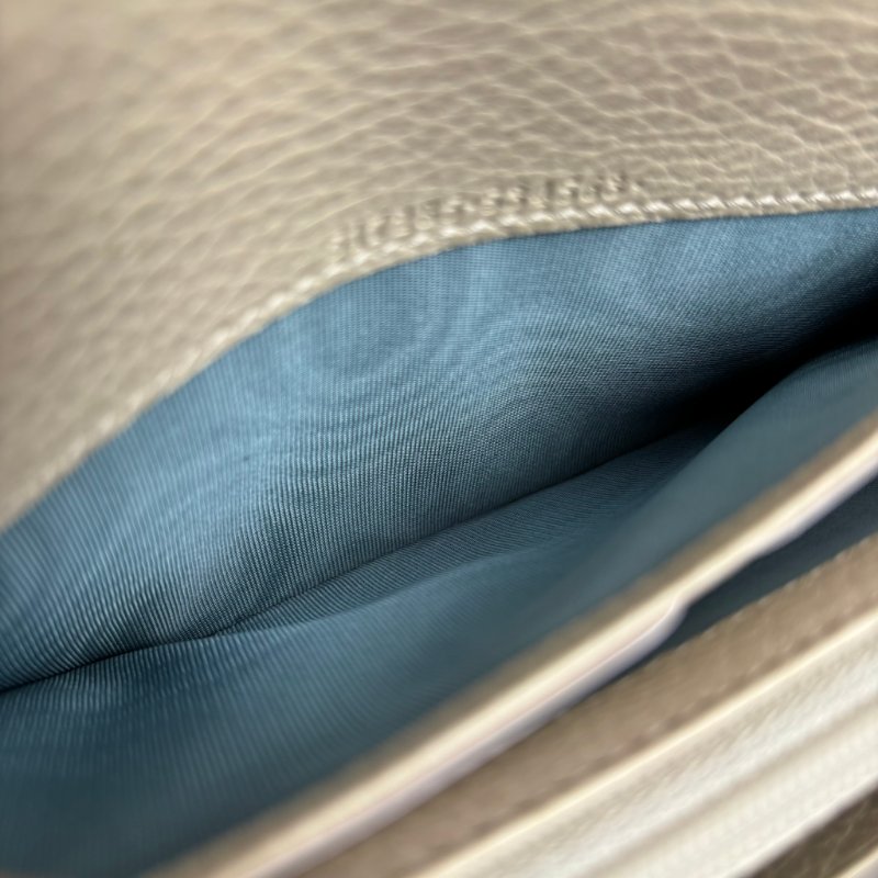 限量款::GUCCI:: 白色皮革 金屬蝙蝠裝飾牛皮拉鍊長夾 發財長夾-23