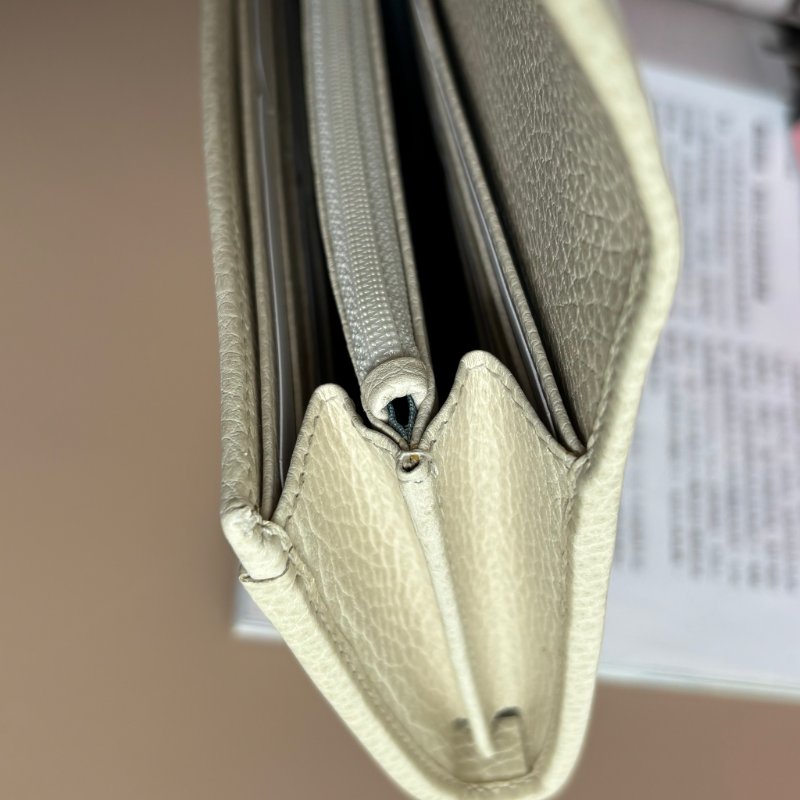 限量款::GUCCI:: 白色皮革 金屬蝙蝠裝飾牛皮拉鍊長夾 發財長夾-29