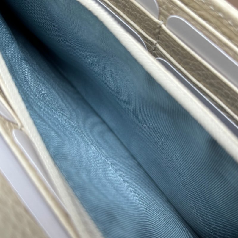 限量款::GUCCI:: 白色皮革 金屬蝙蝠裝飾牛皮拉鍊長夾 發財長夾-30