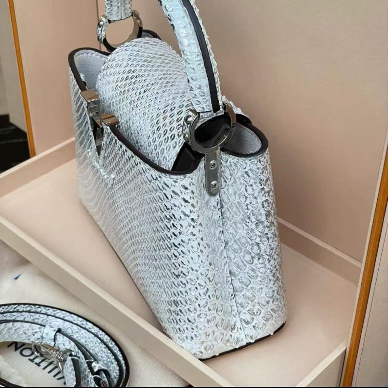 ✨LV Capucine Mini 銀色蛇皮亮面斜背手提包 尺寸：21*8*14cm 99新配件塵袋盒子-4