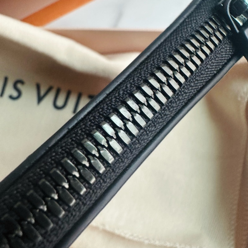 LV M62897 限量Vivienne 黑色so black老花長夾/手拿包兩用-9