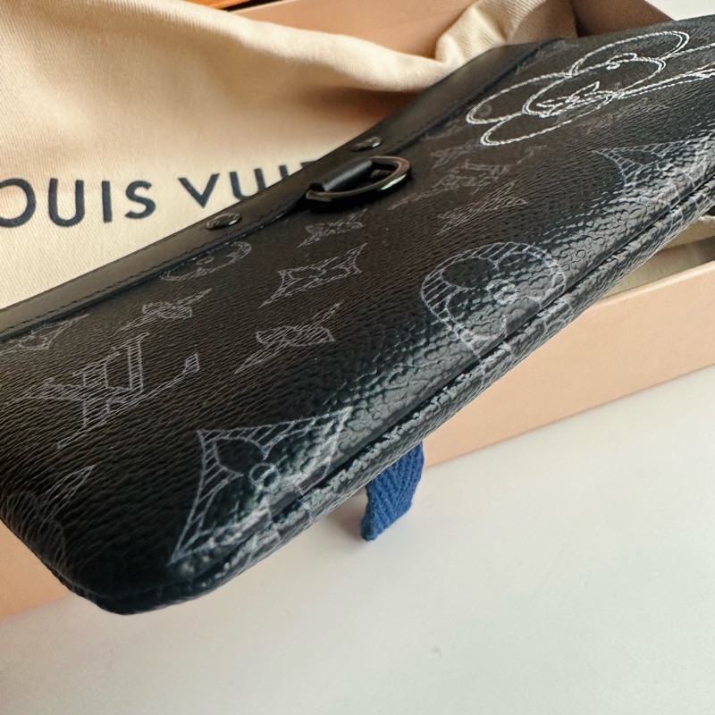 LV M62897 限量Vivienne 黑色so black老花長夾/手拿包兩用-13