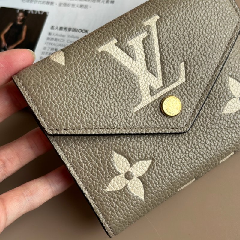 ::LOUIS VUITTON:: LV M81861 Victorine Wallet 斑鳩灰 信封式三摺短夾 小短夾-4