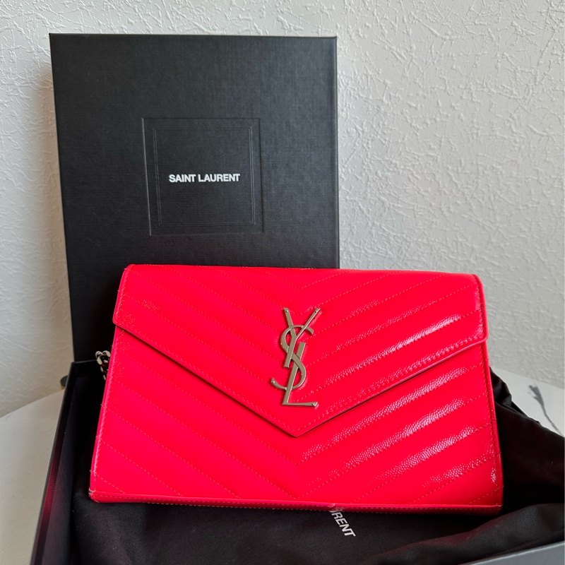 三折多價格 賣你 偶像款 螢光桃紅漆皮信封包-0