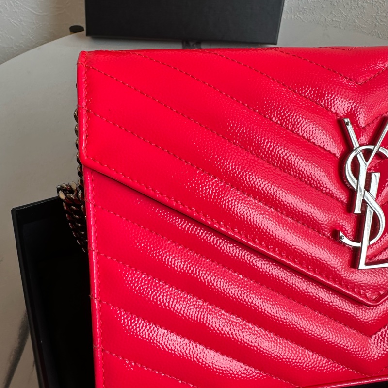 三折多價格 賣你 偶像款 螢光桃紅漆皮信封包-1