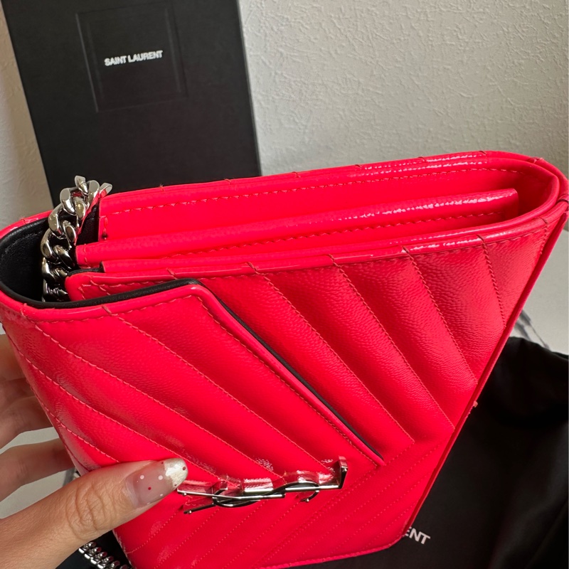 三折多價格 賣你 偶像款 螢光桃紅漆皮信封包-3