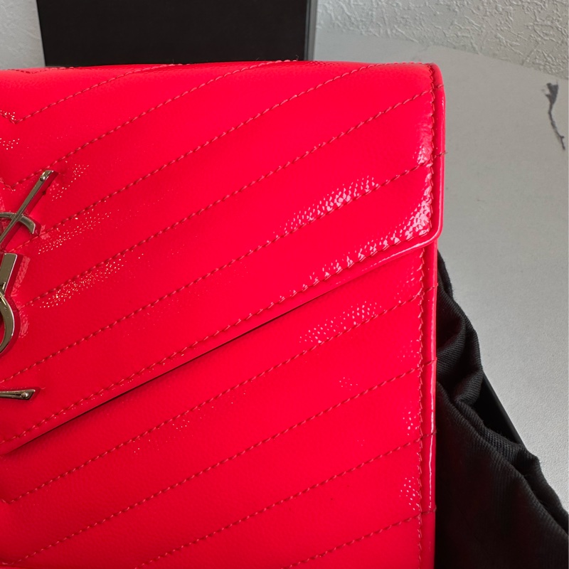 三折多價格 賣你 偶像款 螢光桃紅漆皮信封包-4