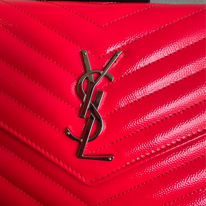 三折多價格 賣你 偶像款 螢光桃紅漆皮信封包-5