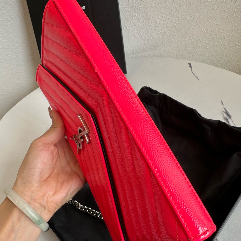 三折多價格 賣你 偶像款 螢光桃紅漆皮信封包-6