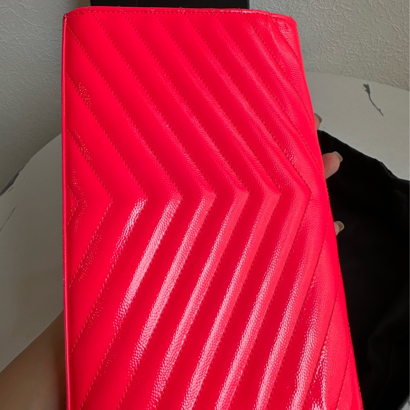 三折多價格 賣你 偶像款 螢光桃紅漆皮信封包-7