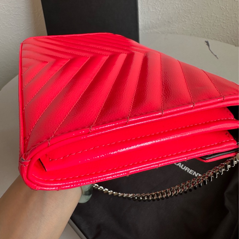 三折多價格 賣你 偶像款 螢光桃紅漆皮信封包-8