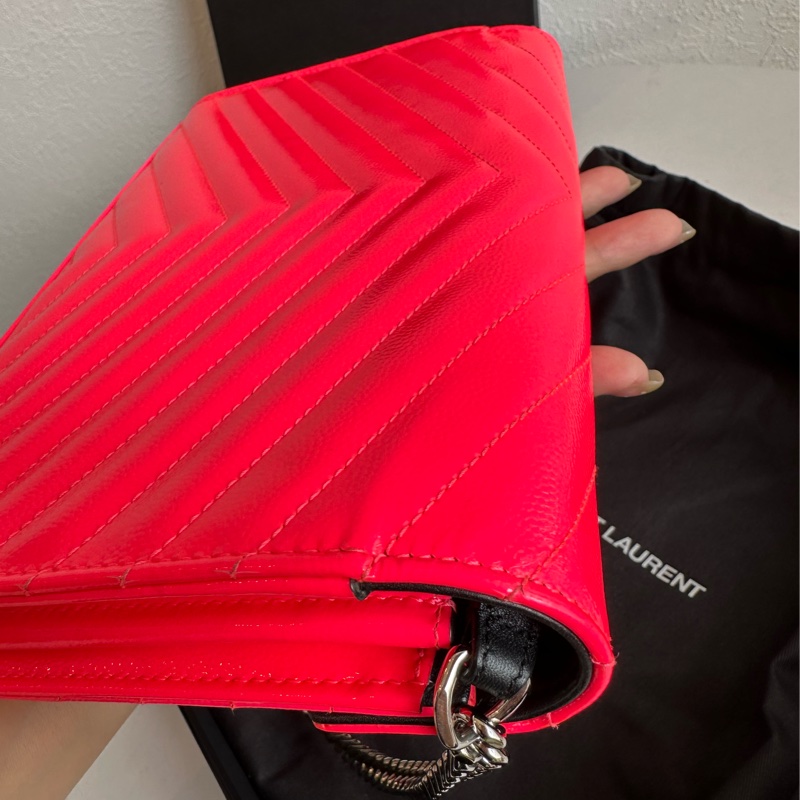 三折多價格 賣你 偶像款 螢光桃紅漆皮信封包-9