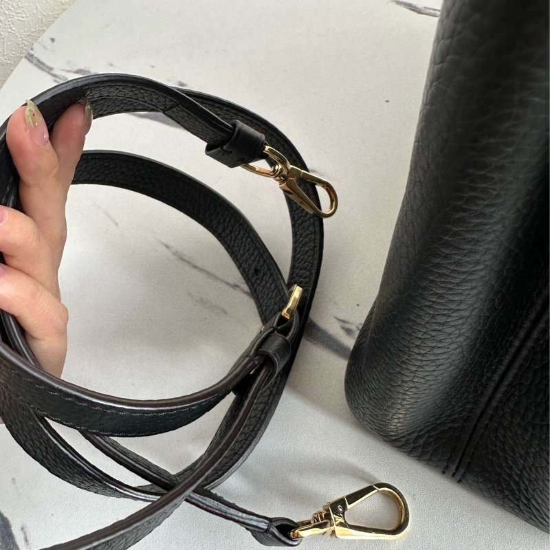 lv M24727 Capucines MM黑色手提包-10