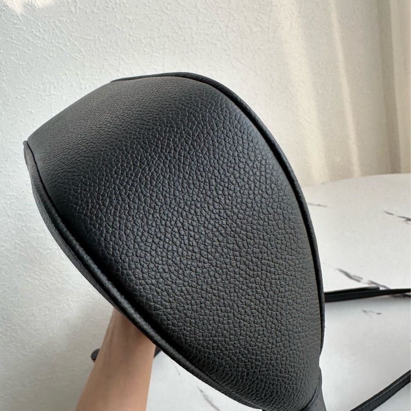 lv 全世界缺貨款 半月全壓紋黑色兩用包-4