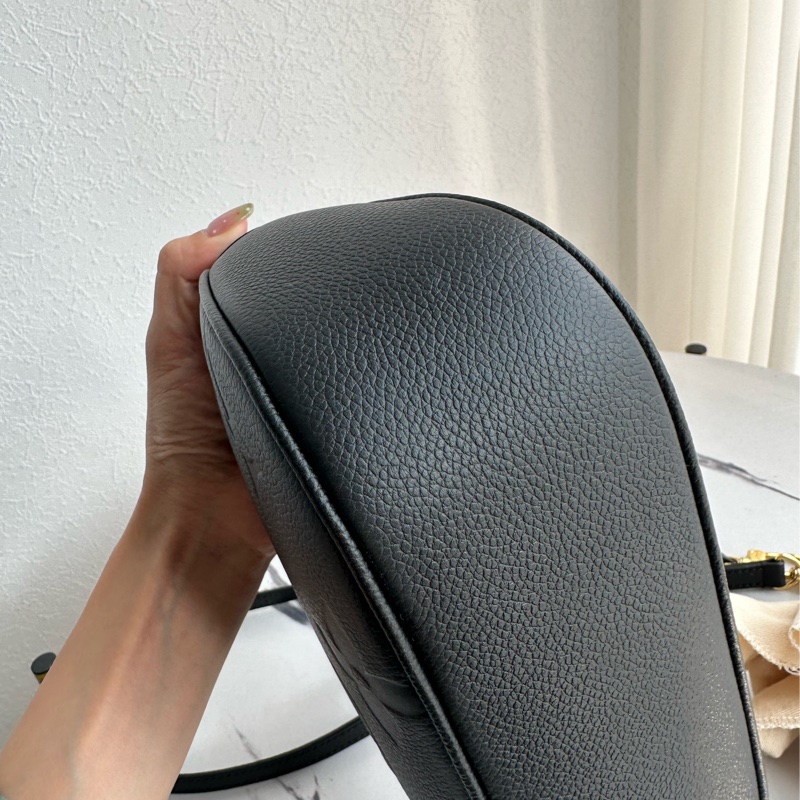 lv 全世界缺貨款 半月全壓紋黑色兩用包-5