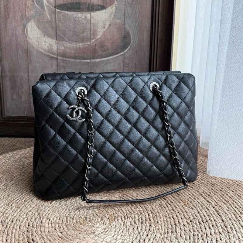 Chanel 黑銀荔枝紋牛皮吊墜logo風琴托特包 復古銀扣 大雙C吊墜 內里多層 可以放電腦通勤 尺寸約38*26 年份：21開-0
