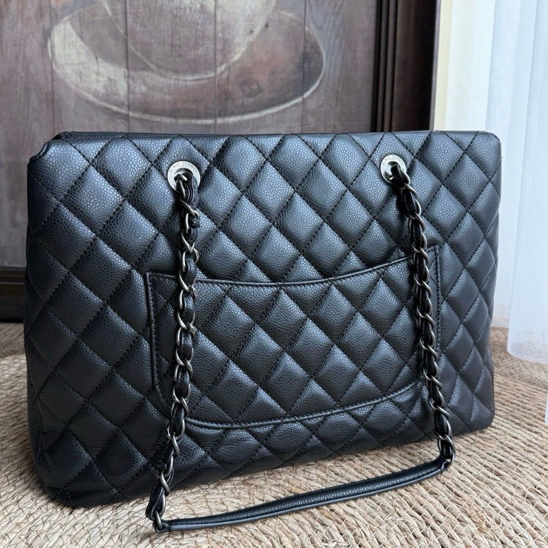 Chanel 黑銀荔枝紋牛皮吊墜logo風琴托特包 復古銀扣 大雙C吊墜 內里多層 可以放電腦通勤 尺寸約38*26 年份：21開-2