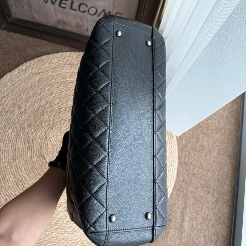 Chanel 黑銀荔枝紋牛皮吊墜logo風琴托特包 復古銀扣 大雙C吊墜 內里多層 可以放電腦通勤 尺寸約38*26 年份：21開-8