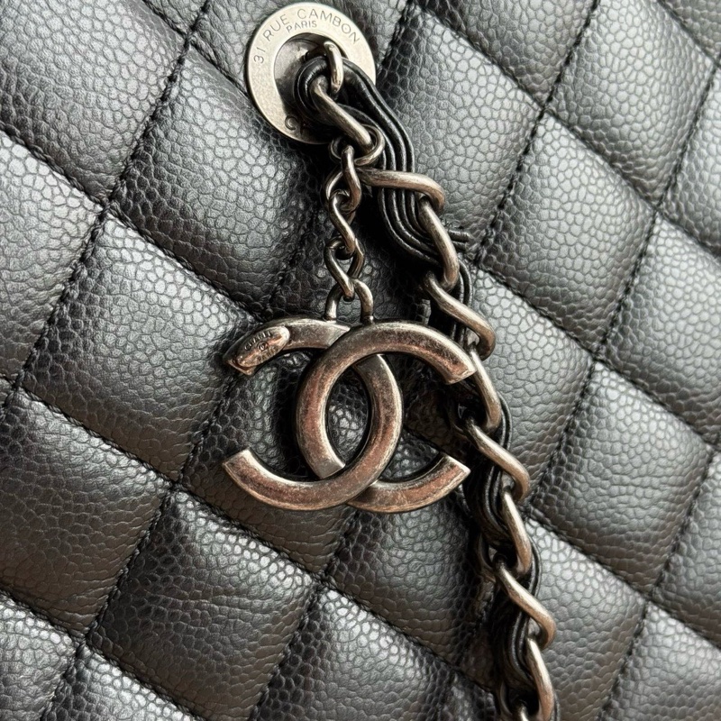 Chanel 黑銀荔枝紋牛皮吊墜logo風琴托特包 復古銀扣 大雙C吊墜 內里多層 可以放電腦通勤 尺寸約38*26 年份：21開-9