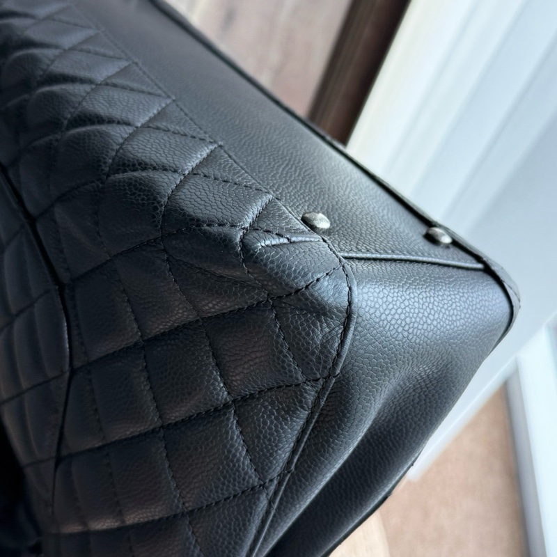 Chanel 黑銀荔枝紋牛皮吊墜logo風琴托特包 復古銀扣 大雙C吊墜 內里多層 可以放電腦通勤 尺寸約38*26 年份：21開-11