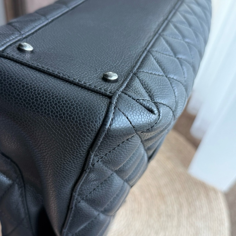 Chanel 黑銀荔枝紋牛皮吊墜logo風琴托特包 復古銀扣 大雙C吊墜 內里多層 可以放電腦通勤 尺寸約38*26 年份：21開-12