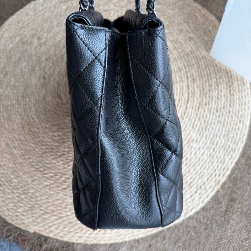 Chanel 黑銀荔枝紋牛皮吊墜logo風琴托特包 復古銀扣 大雙C吊墜 內里多層 可以放電腦通勤 尺寸約38*26 年份：21開-17