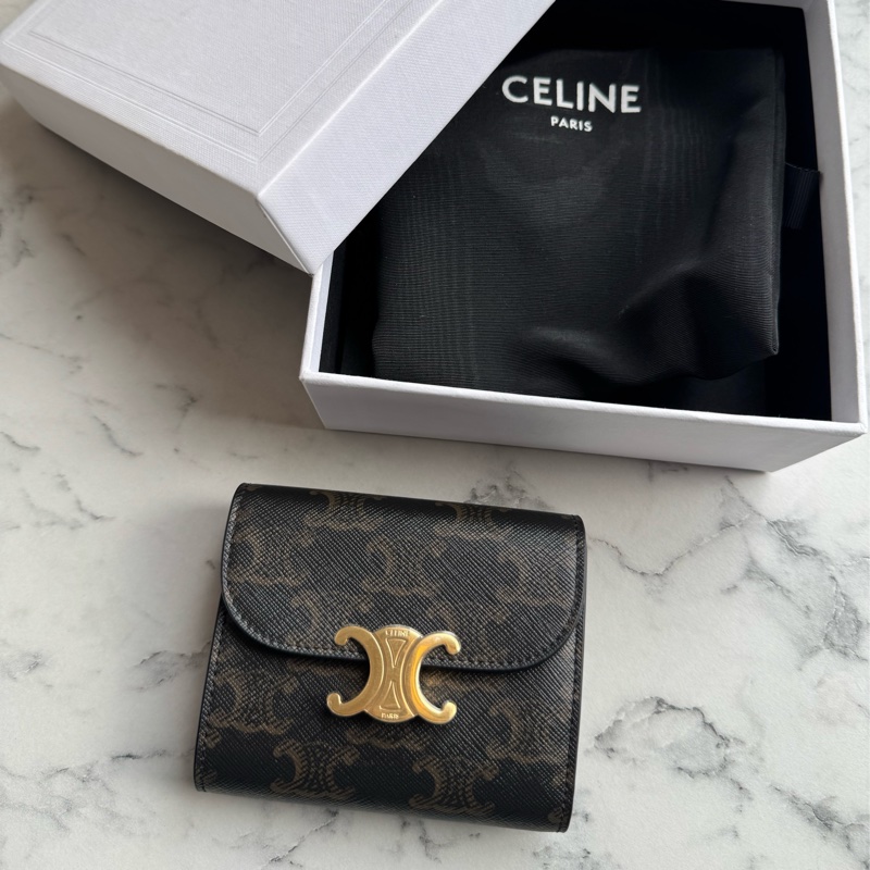 Celine經典款❤️滿版老花凱旋門釦式短夾-0