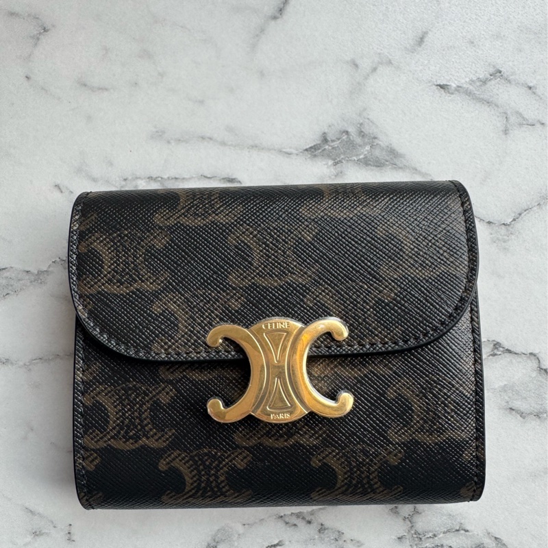 Celine經典款❤️滿版老花凱旋門釦式短夾-1