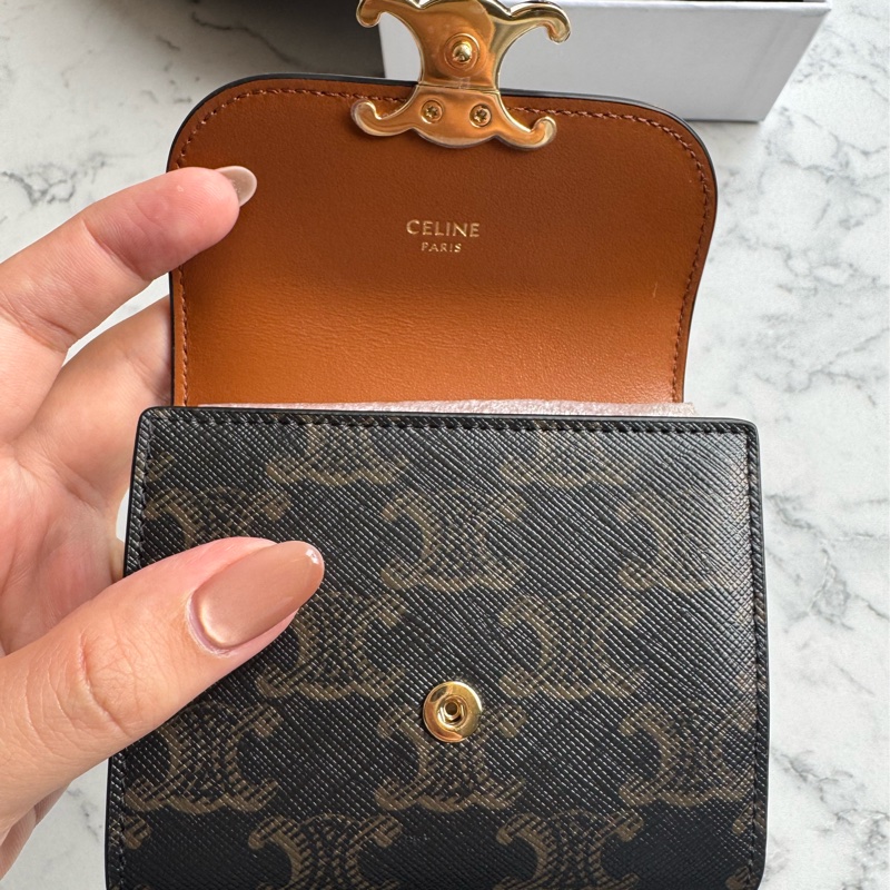 Celine經典款❤️滿版老花凱旋門釦式短夾-6