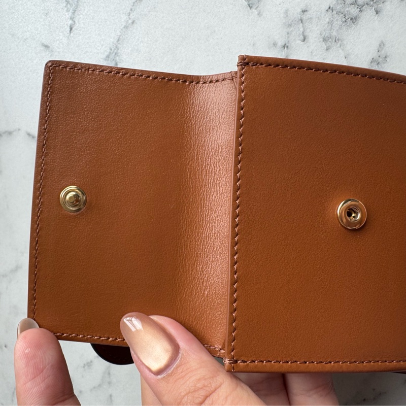 Celine經典款❤️滿版老花凱旋門釦式短夾-10