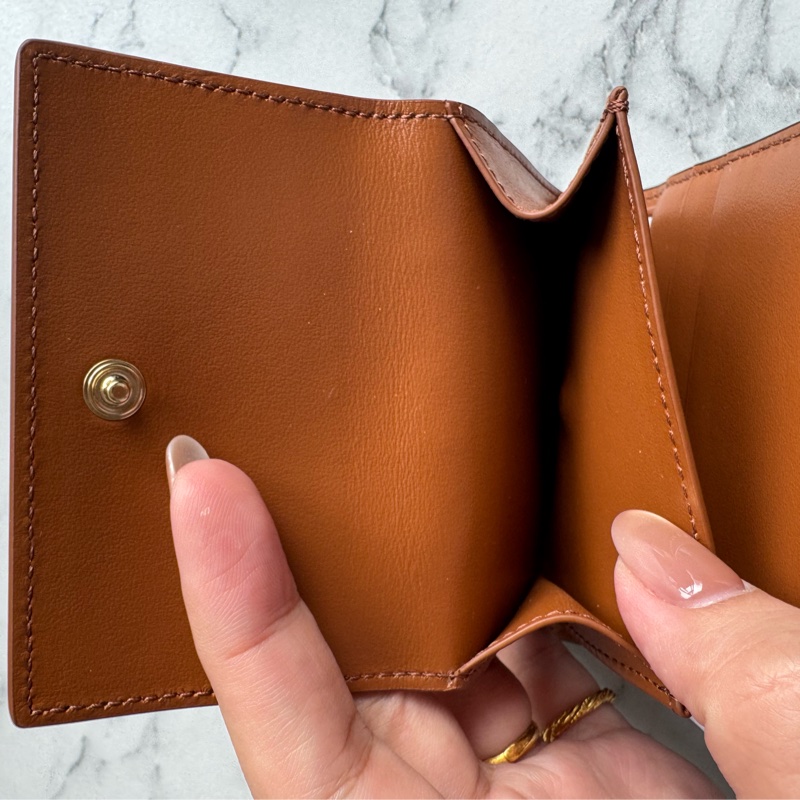 Celine經典款❤️滿版老花凱旋門釦式短夾-11