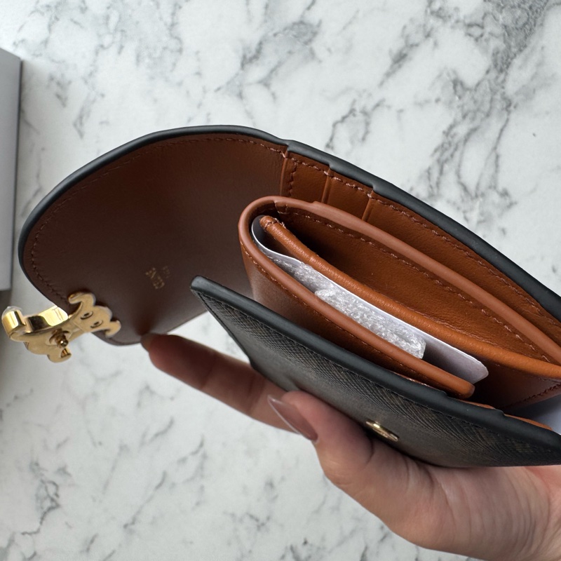 Celine經典款❤️滿版老花凱旋門釦式短夾-15