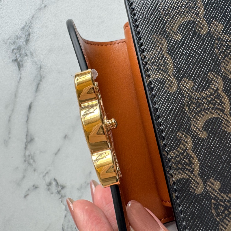 Celine經典款❤️滿版老花凱旋門釦式短夾-16