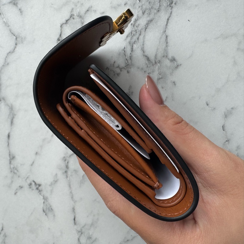 Celine經典款❤️滿版老花凱旋門釦式短夾-18