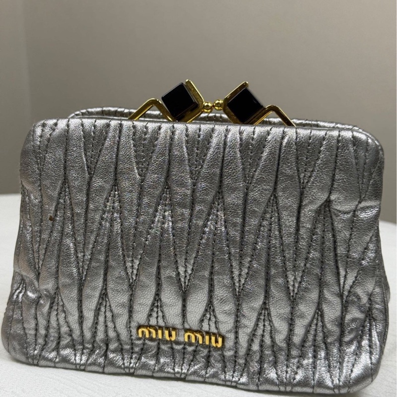 97新Miu Miu 繆繆銀色羊皮褶皺夾子包，斜挎包款式-1