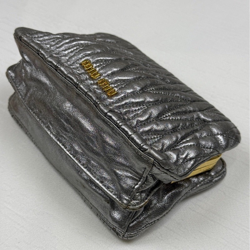 97新Miu Miu 繆繆銀色羊皮褶皺夾子包，斜挎包款式-2