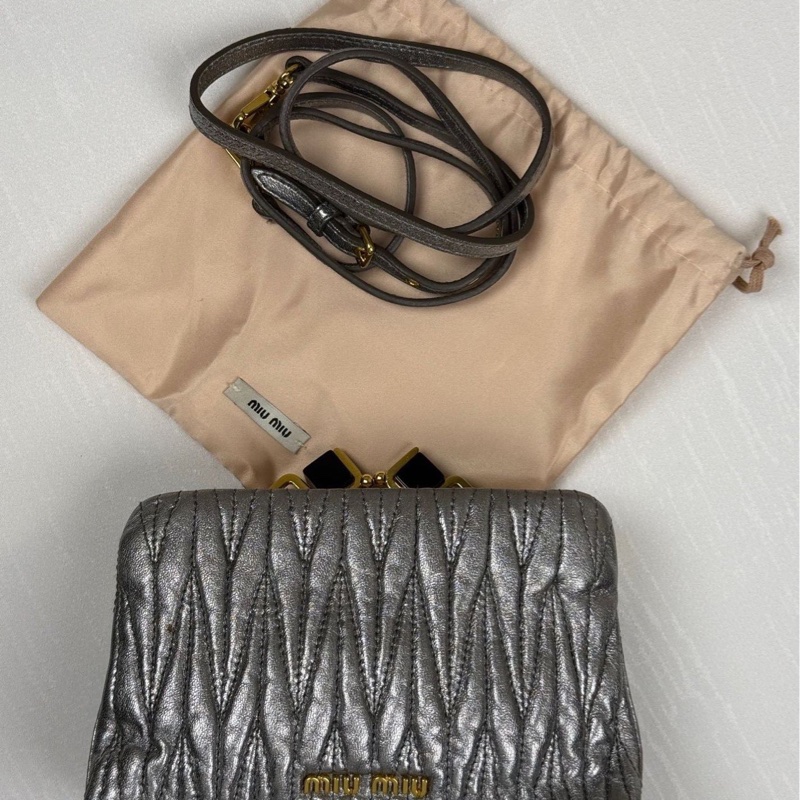 97新Miu Miu 繆繆銀色羊皮褶皺夾子包，斜挎包款式-5