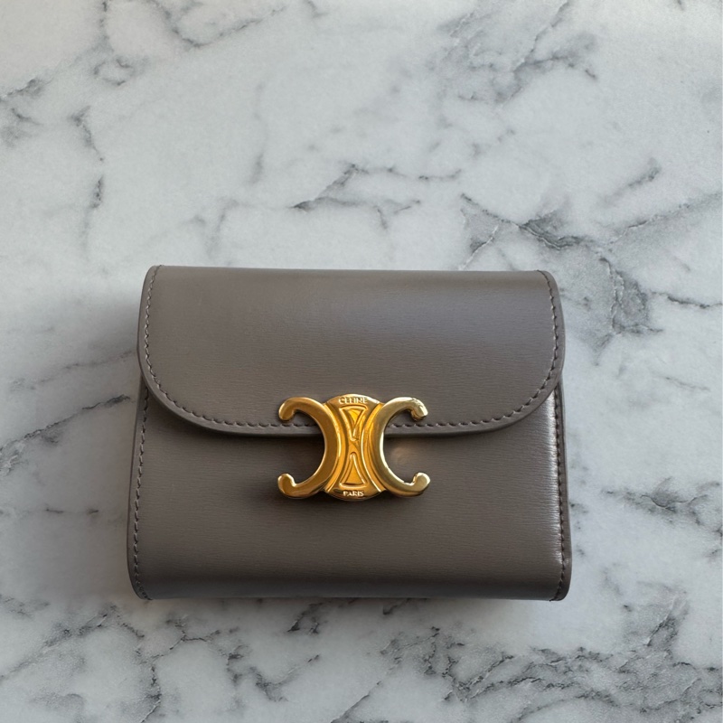 Celine大象灰金凱旋門釦式短夾-1