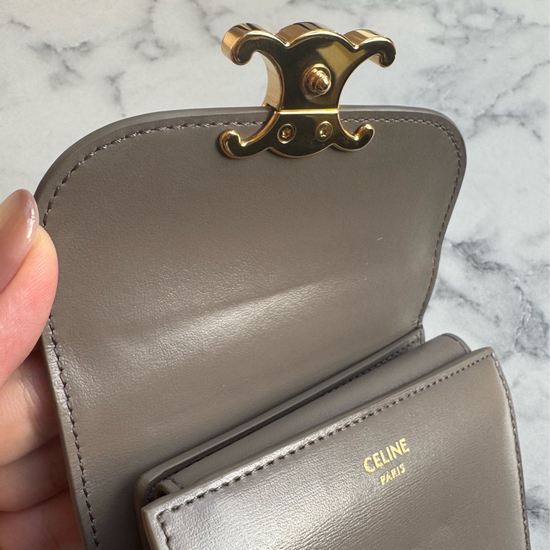 Celine大象灰金凱旋門釦式短夾-15