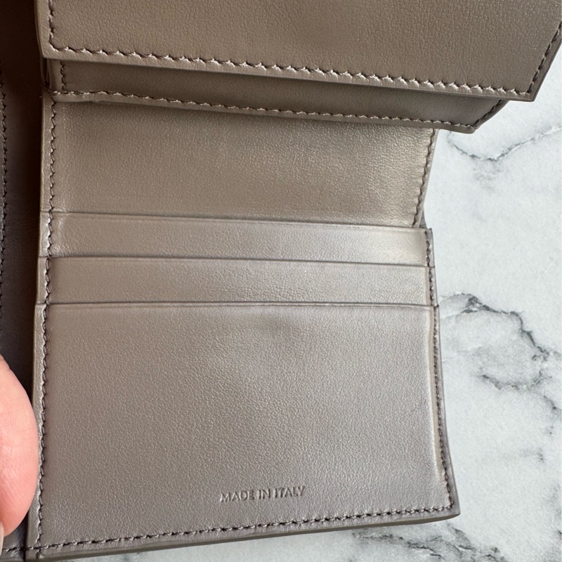 Celine大象灰金凱旋門釦式短夾-19