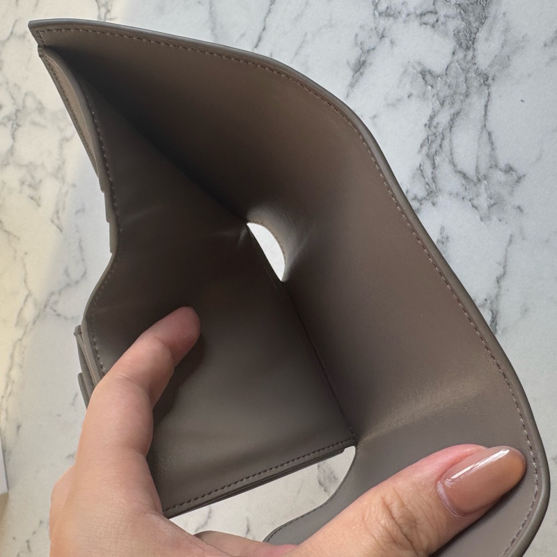 Celine大象灰金凱旋門釦式短夾-26