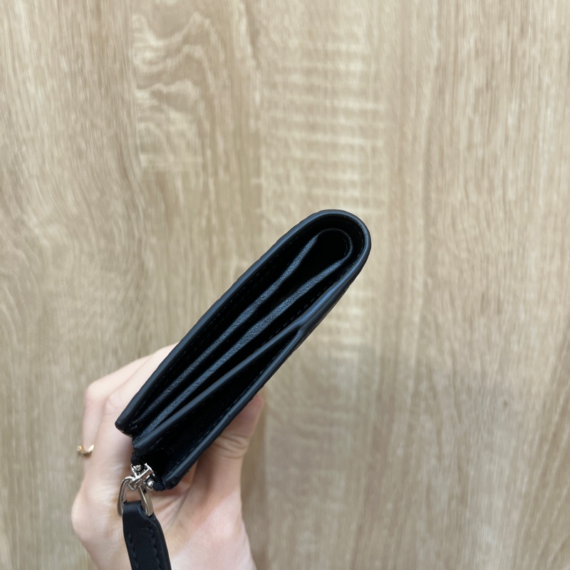 Gucci 黑牛皮壓紋對釦式6卡短夾-4