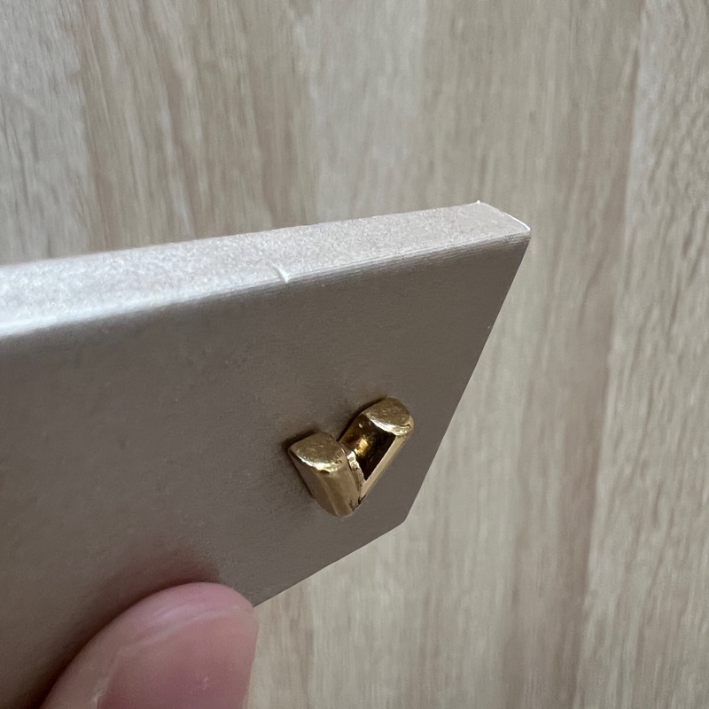 LV 金色Essential V字耳針式耳環M68153-4