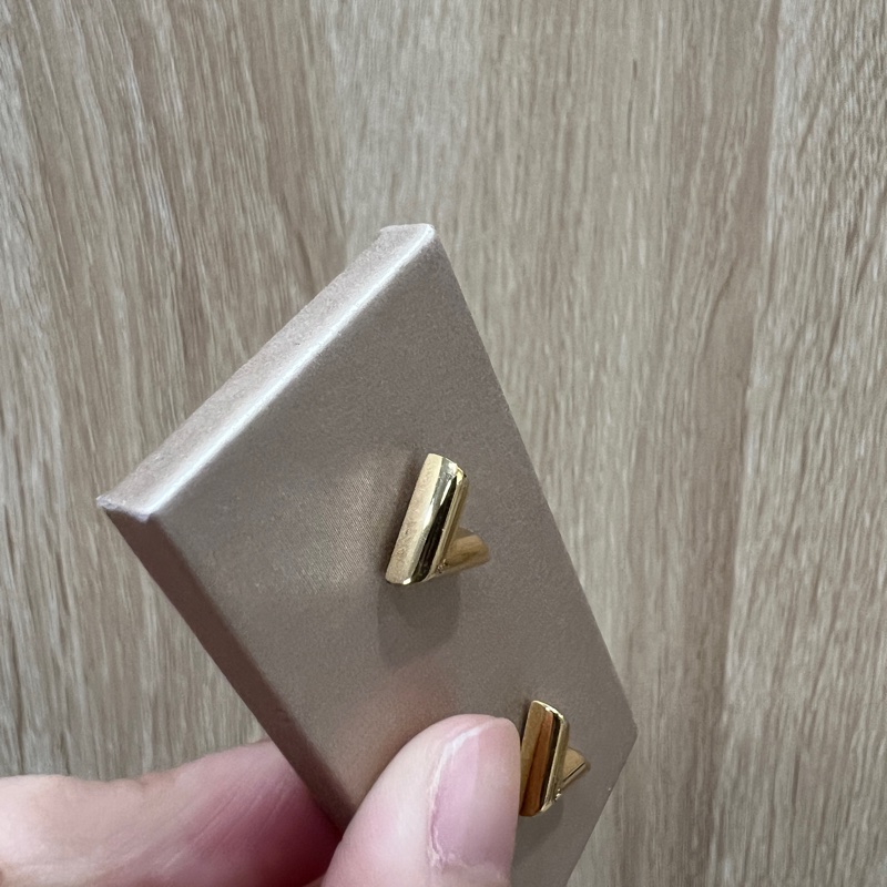 LV 金色Essential V字耳針式耳環M68153-5
