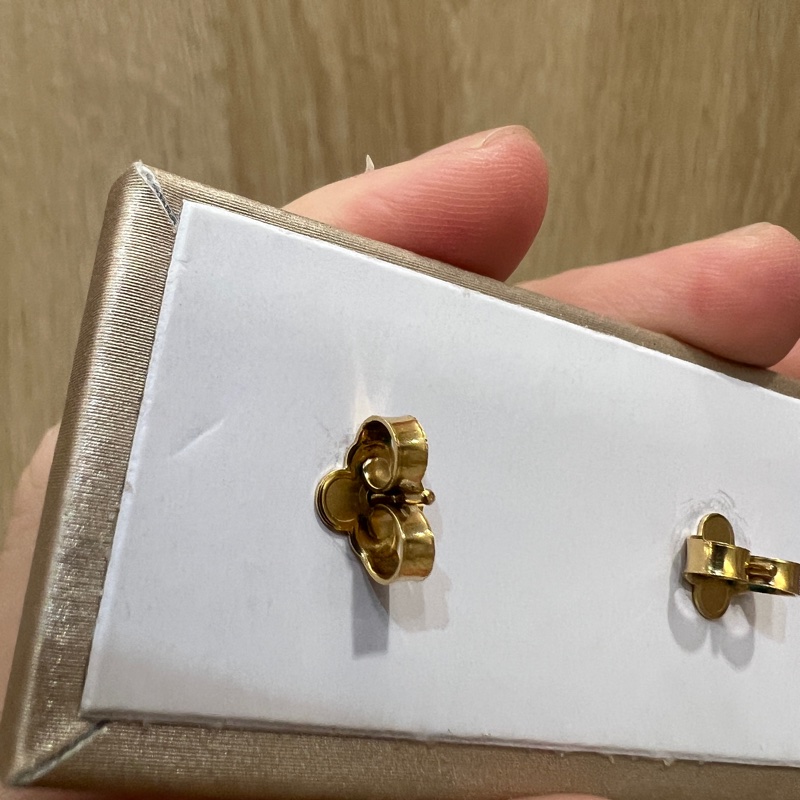 LV 金色Essential V字耳針式耳環M68153-7