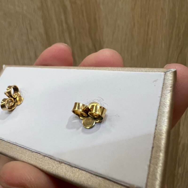 LV 金色Essential V字耳針式耳環M68153-8